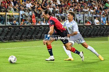 2024-08-12 - Tommaso Augello of Cagliari Calcio, Simone Zanon of Carrarese Calcio 1908 - CAGLIARI CALCIO VS CARRARESE CALCIO - ITALIAN CUP - SOCCER