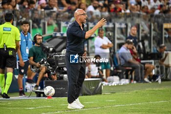 2024-08-12 - Antonio Calabro Mister of Carrarese Calcio 1908 - CAGLIARI CALCIO VS CARRARESE CALCIO - ITALIAN CUP - SOCCER