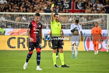 2024-08-12 - Alessandro Deiola of Cagliari Calcio, Ivano Pezzuto, Arbitro, Referee - CAGLIARI CALCIO VS CARRARESE CALCIO - ITALIAN CUP - SOCCER