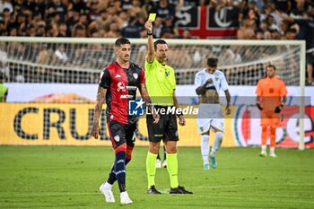 2024-08-12 - Alessandro Deiola of Cagliari Calcio, Ivano Pezzuto, Arbitro, Referee - CAGLIARI CALCIO VS CARRARESE CALCIO - ITALIAN CUP - SOCCER