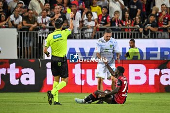 2024-08-12 - Leonardo Capezzi of Carrarese Calcio 1908, Zito Luvumbo of Cagliari Calcio, Ivano Pezzuto, Arbitro, Referee - CAGLIARI CALCIO VS CARRARESE CALCIO - ITALIAN CUP - SOCCER