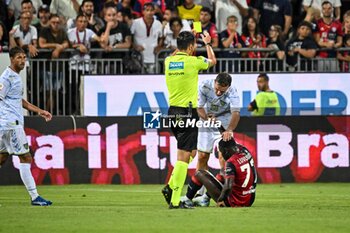 2024-08-12 - Leonardo Capezzi of Carrarese Calcio 1908, Zito Luvumbo of Cagliari Calcio, Ivano Pezzuto, Arbitro, Referee - CAGLIARI CALCIO VS CARRARESE CALCIO - ITALIAN CUP - SOCCER