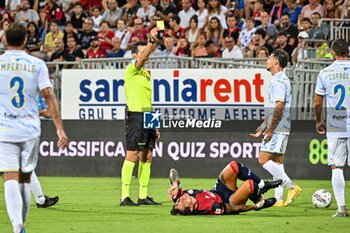 2024-08-12 - Ivano Pezzuto, Arbitro, Referee, Julian Illanes of Carrarese Calcio 1908 - CAGLIARI CALCIO VS CARRARESE CALCIO - ITALIAN CUP - SOCCER