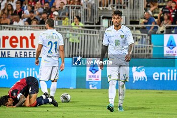 2024-08-12 - Ivano Pezzuto, Arbitro, Referee, Julian Illanes of Carrarese Calcio 1908 - CAGLIARI CALCIO VS CARRARESE CALCIO - ITALIAN CUP - SOCCER