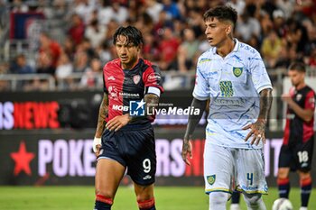 2024-08-12 - Gianluca Lapadula of Cagliari Calcio, Julian Illanes of Carrarese Calcio 1908 - CAGLIARI CALCIO VS CARRARESE CALCIO - ITALIAN CUP - SOCCER