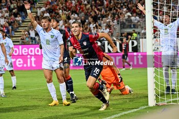 2024-08-12 - Matteo Prati of Cagliari Calcio, Esultanza, Joy After scoring goal, - CAGLIARI CALCIO VS CARRARESE CALCIO - ITALIAN CUP - SOCCER