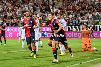 2024-08-12 - Matteo Prati of Cagliari Calcio, Esultanza, Joy After scoring goal, - CAGLIARI CALCIO VS CARRARESE CALCIO - ITALIAN CUP - SOCCER