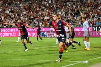 2024-08-12 - Matteo Prati of Cagliari Calcio, Esultanza, Joy After scoring goal, - CAGLIARI CALCIO VS CARRARESE CALCIO - ITALIAN CUP - SOCCER