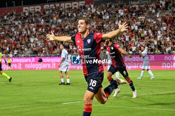 2024-08-12 - Matteo Prati of Cagliari Calcio, Esultanza, Joy After scoring goal, - CAGLIARI CALCIO VS CARRARESE CALCIO - ITALIAN CUP - SOCCER