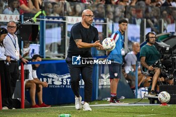 2024-08-12 - Antonio Calabro Mister of Carrarese Calcio 1908 - CAGLIARI CALCIO VS CARRARESE CALCIO - ITALIAN CUP - SOCCER