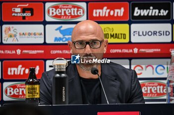 2024-08-12 - Antonio Calabro Mister of Carrarese Calcio 1908, Conferenza Stampa - CAGLIARI CALCIO VS CARRARESE CALCIO - ITALIAN CUP - SOCCER