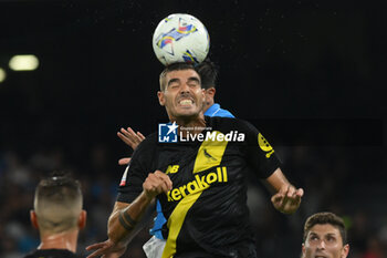 2024-08-10 - Luca Magnino of Modena FC competes for the ball with Giovanni Simeone of SSC Napoli during the Soccer Italian Cup Freccia Rossa between SSC Napoli vs Modena FC at Diego Armando Maradona Stadium - SSC NAPOLI VS MODENA FC - ITALIAN CUP - SOCCER