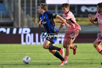 2024-09-25 - Alexander Lind (Pisa) thwarted by Matteo Francesconi (Cesena) - PISA VS CESENA - ITALIAN CUP - SOCCER