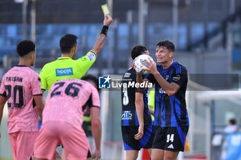 2024-09-25 - The referee Daniele Rutella shows yellow card to Giovanni Bonfanti (Pisa) - PISA VS CESENA - ITALIAN CUP - SOCCER