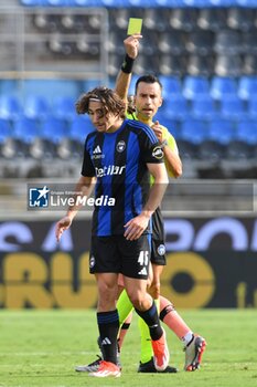 2024-09-25 - The referee Daniele Rutella shows yellow card to Alexander Lind (Pisa) - PISA VS CESENA - ITALIAN CUP - SOCCER