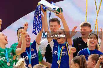 2024-05-18 - Melanie Leupolz (8) of Chelsea celebrates the championship title after the FA Women's Super League, English championship football match between Manchester United and Chelsea on 18 May 2024 at Old Trafford in Manchester, England - FOOTBALL - WOMEN'S ENGLISH CHAMP - MANCHESTER UNITED V CHELSEA - ENGLISH FA WOMEN'S SUPER LEAGUE - SOCCER