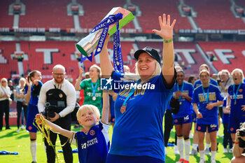 2024-05-18 - Emma Hayes, Chelsea Manager and her son Harry celebrate the championship title after the FA Women's Super League, English championship football match between Manchester United and Chelsea on 18 May 2024 at Old Trafford in Manchester, England - FOOTBALL - WOMEN'S ENGLISH CHAMP - MANCHESTER UNITED V CHELSEA - ENGLISH FA WOMEN'S SUPER LEAGUE - SOCCER