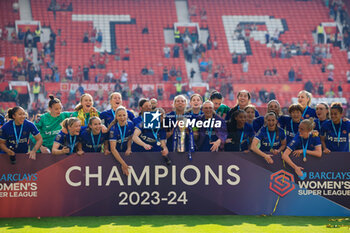 2024-05-18 - Chelsea players celebrate the championship title after the FA Women's Super League, English championship football match between Manchester United and Chelsea on 18 May 2024 at Old Trafford in Manchester, England - FOOTBALL - WOMEN'S ENGLISH CHAMP - MANCHESTER UNITED V CHELSEA - ENGLISH FA WOMEN'S SUPER LEAGUE - SOCCER