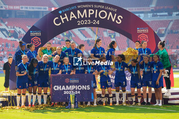 2024-05-18 - Chelsea players celebrate the championship title after the FA Women's Super League, English championship football match between Manchester United and Chelsea on 18 May 2024 at Old Trafford in Manchester, England - FOOTBALL - WOMEN'S ENGLISH CHAMP - MANCHESTER UNITED V CHELSEA - ENGLISH FA WOMEN'S SUPER LEAGUE - SOCCER