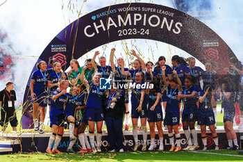 2024-05-18 - Chelsea players celebrate the championship title after the FA Women's Super League, English championship football match between Manchester United and Chelsea on 18 May 2024 at Old Trafford in Manchester, England - FOOTBALL - WOMEN'S ENGLISH CHAMP - MANCHESTER UNITED V CHELSEA - ENGLISH FA WOMEN'S SUPER LEAGUE - SOCCER