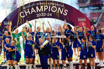 2024-05-18 - Chelsea players celebrate the championship title after the FA Women's Super League, English championship football match between Manchester United and Chelsea on 18 May 2024 at Old Trafford in Manchester, England - FOOTBALL - WOMEN'S ENGLISH CHAMP - MANCHESTER UNITED V CHELSEA - ENGLISH FA WOMEN'S SUPER LEAGUE - SOCCER