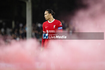 2024-01-24 - Liverpool defender Virgil van Dijk (4) during the English League Cup, EFL Cup, semi-final second leg football match between Fulham and Liverpool on 24 January 2024 at Craven Cottage in London, England - FOOTBALL - ENGLISH LEAGUE CUP - FULHAM V LIVERPOOL - ENGLISH LEAGUE CUP - SOCCER