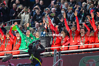 2024-02-25 - Liverpool manager Jurgen Klopp and Virgil van Dijk (4) of Liverpool celebrate as they lift the trophy after winning the English League Cup, EFL Cup, Carabao Cup, Final football match between Chelsea and Liverpool on 25 February 2024 at Wembley Stadium in London, England - FOOTBALL - ENGLISH LEAGUE CUP - FINAL - CHELSEA V LIVERPOOL - ENGLISH LEAGUE CUP - SOCCER
