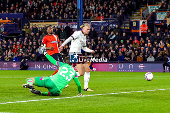 2024-02-27 - Erling Haaland (9) of Manchester City scores a goal 2-4 during the English FA Cup, 5th round football match between Luton Town and Manchester City on 27 February 2024 at Kenilworth Road in Luton, England - FOOTBALL - ENGLISH CUP - LUTON TOWN V MANCHESTER CITY - ENGLISH LEAGUE CUP - SOCCER