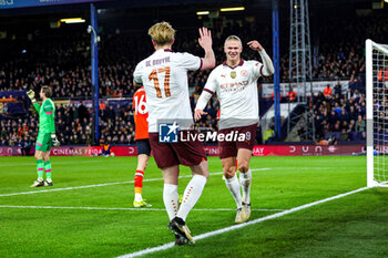2024-02-27 - Erling Haaland (9) of Manchester City scores a goal and celebrates 2-4 with Kevin De Bruyne during the English FA Cup, 5th round football match between Luton Town and Manchester City on 27 February 2024 at Kenilworth Road in Luton, England - FOOTBALL - ENGLISH CUP - LUTON TOWN V MANCHESTER CITY - ENGLISH LEAGUE CUP - SOCCER