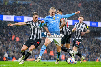2024-03-16 - Erling Haaland of Manchester City holds off Sven Botman of Newcastle Utd during the English FA Cup, quarter final football match between Manchester City and Newcastle United on 16 March 2024 at the Etihad Stadium in Manchester, England - FOOTBALL - ENGLISH CUP - MANCHESTER CITY V NEWCASTLE - ENGLISH LEAGUE CUP - SOCCER
