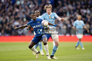 2024-04-20 - Manchester City midfielder Kevin De Bruyne (17) battles with Chelsea midfielder Moisés Caicedo (25) during the English Cup, FA Cup, semi-final football match between Manchester City and Chelsea on 20 April 2024 at Wembley Stadium in London, England - FOOTBALL - ENGLISH CUP - MANCHESTER CITY V CHELSEA - ENGLISH LEAGUE CUP - SOCCER