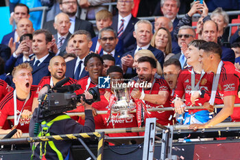 2024-05-25 - Bruno Fernandes (8) of Manchester United lifts the trophy after the 1-2 victory during the English FA Cup, Final football match between Manchester City and Manchester United on 25 May 2024 at Wembley Stadium in London, England - FOOTBALL - ENGLISH CUP - FINAL - MANCHESTER CITY V MANCHESTER UNITED - ENGLISH LEAGUE CUP - SOCCER