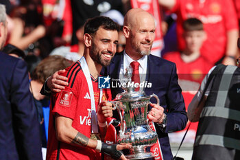 2024-05-25 - Erik ten Hag the Manchester United manager and Bruno Fernandes (8) of Manchester United with the trophy after the 1-2 victory during the English FA Cup, Final football match between Manchester City and Manchester United on 25 May 2024 at Wembley Stadium in London, England - FOOTBALL - ENGLISH CUP - FINAL - MANCHESTER CITY V MANCHESTER UNITED - ENGLISH LEAGUE CUP - SOCCER