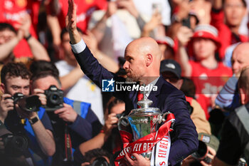 2024-05-25 - Erik ten Hag the Manchester United manager with the trophy after the 1-2 victory during the English FA Cup, Final football match between Manchester City and Manchester United on 25 May 2024 at Wembley Stadium in London, England - FOOTBALL - ENGLISH CUP - FINAL - MANCHESTER CITY V MANCHESTER UNITED - ENGLISH LEAGUE CUP - SOCCER