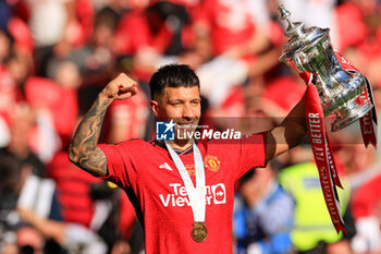 2024-05-25 - Lisandro Martinez (6) of Manchester United celebrates with the trophy after the 1-2 victory during the English FA Cup, Final football match between Manchester City and Manchester United on 25 May 2024 at Wembley Stadium in London, England - FOOTBALL - ENGLISH CUP - FINAL - MANCHESTER CITY V MANCHESTER UNITED - ENGLISH LEAGUE CUP - SOCCER