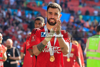 2024-05-25 - Bruno Fernandes (8) of Manchester United celebrates after the 1-2 victory during the English FA Cup, Final football match between Manchester City and Manchester United on 25 May 2024 at Wembley Stadium in London, England - FOOTBALL - ENGLISH CUP - FINAL - MANCHESTER CITY V MANCHESTER UNITED - ENGLISH LEAGUE CUP - SOCCER