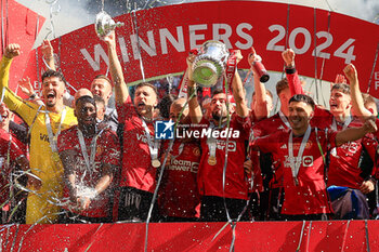 2024-05-25 - Manchester United players celebrate with the trophy after the 1-2 victory during the English FA Cup, Final football match between Manchester City and Manchester United on 25 May 2024 at Wembley Stadium in London, England - FOOTBALL - ENGLISH CUP - FINAL - MANCHESTER CITY V MANCHESTER UNITED - ENGLISH LEAGUE CUP - SOCCER