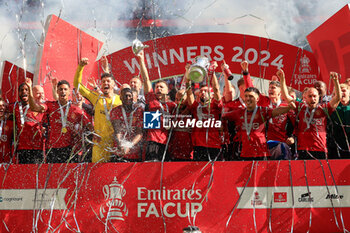 2024-05-25 - Manchester United players celebrate with the trophy after the 1-2 victory during the English FA Cup, Final football match between Manchester City and Manchester United on 25 May 2024 at Wembley Stadium in London, England - FOOTBALL - ENGLISH CUP - FINAL - MANCHESTER CITY V MANCHESTER UNITED - ENGLISH LEAGUE CUP - SOCCER