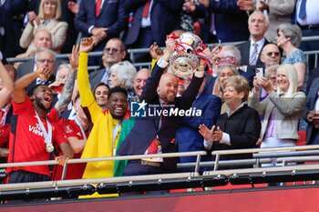 2024-05-25 - Erik ten Hag the Manchester United manager lifts the trophy after the 1-2 victory during the English FA Cup, Final football match between Manchester City and Manchester United on 25 May 2024 at Wembley Stadium in London, England - FOOTBALL - ENGLISH CUP - FINAL - MANCHESTER CITY V MANCHESTER UNITED - ENGLISH LEAGUE CUP - SOCCER