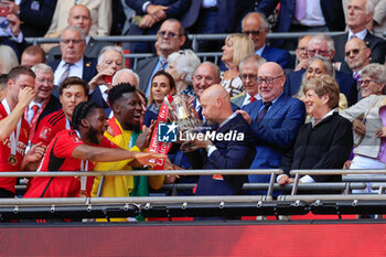 2024-05-25 - Erik ten Hag the Manchester United manager kisses the trophy after the 1-2 victory during the English FA Cup, Final football match between Manchester City and Manchester United on 25 May 2024 at Wembley Stadium in London, England - FOOTBALL - ENGLISH CUP - FINAL - MANCHESTER CITY V MANCHESTER UNITED - ENGLISH LEAGUE CUP - SOCCER