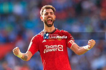 2024-05-25 - Bruno Fernandes (8) of Manchester United celebrates winning the FA Cup at the final whistle during the English FA Cup, Final football match between Manchester City and Manchester United on 25 May 2024 at Wembley Stadium in London, England - FOOTBALL - ENGLISH CUP - FINAL - MANCHESTER CITY V MANCHESTER UNITED - ENGLISH LEAGUE CUP - SOCCER