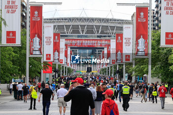 2024-05-25 - Fans arriving on Wembley Way ahead of the English FA Cup, Final football match between Manchester City and Manchester United on 25 May 2024 at Wembley Stadium in London, England - FOOTBALL - ENGLISH CUP - FINAL - MANCHESTER CITY V MANCHESTER UNITED - ENGLISH LEAGUE CUP - SOCCER