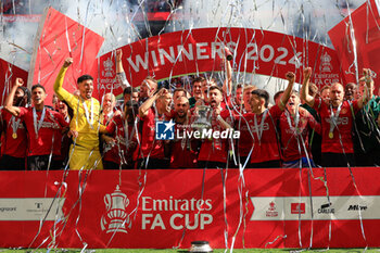 2024-05-25 - Manchester United players celebrate with the trophy after the 1-2 victory during the English FA Cup, Final football match between Manchester City and Manchester United on 25 May 2024 at Wembley Stadium in London, England - FOOTBALL - ENGLISH CUP - FINAL - MANCHESTER CITY V MANCHESTER UNITED - ENGLISH LEAGUE CUP - SOCCER