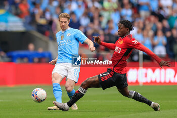 2024-05-25 - Kevin De Bruyne (17) of Manchester City and Kobbie Mainoo (37) of Manchester United during the English FA Cup, Final football match between Manchester City and Manchester United on 25 May 2024 at Wembley Stadium in London, England - FOOTBALL - ENGLISH CUP - FINAL - MANCHESTER CITY V MANCHESTER UNITED - ENGLISH LEAGUE CUP - SOCCER