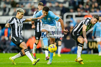 2024-01-13 - Rodri of Manchester City under pressure from Bruno Guimaraes of Newcastle during the English championship Premier League football match between Newcastle United and Manchester City on 13 January 2024 at St. James' Park in Newcastle, England - FOOTBALL - ENGLISH CHAMP - NEWCASTLE V MANCHESTER CITY - ENGLISH PREMIER LEAGUE - SOCCER