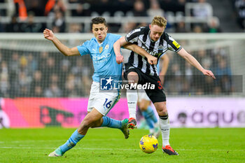 2024-01-13 - Rodri of Manchester City and Sean Longstaff of Newcastle during the English championship Premier League football match between Newcastle United and Manchester City on 13 January 2024 at St. James' Park in Newcastle, England - FOOTBALL - ENGLISH CHAMP - NEWCASTLE V MANCHESTER CITY - ENGLISH PREMIER LEAGUE - SOCCER
