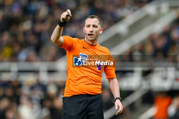 2024-01-13 - Referee Chris Kavanagh during the English championship Premier League football match between Newcastle United and Manchester City on 13 January 2024 at St. James' Park in Newcastle, England - FOOTBALL - ENGLISH CHAMP - NEWCASTLE V MANCHESTER CITY - ENGLISH PREMIER LEAGUE - SOCCER