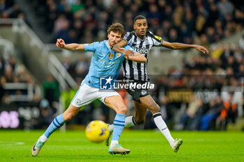 2024-01-13 - Ruben Dias of Manchester City tussles with Alexander Isak of Newcastle Utd during the English championship Premier League football match between Newcastle United and Manchester City on 13 January 2024 at St. James' Park in Newcastle, England - FOOTBALL - ENGLISH CHAMP - NEWCASTLE V MANCHESTER CITY - ENGLISH PREMIER LEAGUE - SOCCER