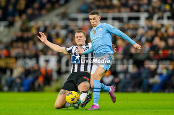 2024-01-13 - Dan Burn of Newcastle Utd tackles Phil Foden of Manchester City during the English championship Premier League football match between Newcastle United and Manchester City on 13 January 2024 at St. James' Park in Newcastle, England - FOOTBALL - ENGLISH CHAMP - NEWCASTLE V MANCHESTER CITY - ENGLISH PREMIER LEAGUE - SOCCER