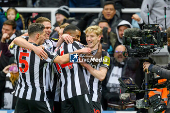 2024-01-13 - Anthony Gordon of Newcastle Utd celebrates with his team mates after scoring Newcastle’s second goal 2-1 during the English championship Premier League football match between Newcastle United and Manchester City on 13 January 2024 at St. James' Park in Newcastle, England - FOOTBALL - ENGLISH CHAMP - NEWCASTLE V MANCHESTER CITY - ENGLISH PREMIER LEAGUE - SOCCER